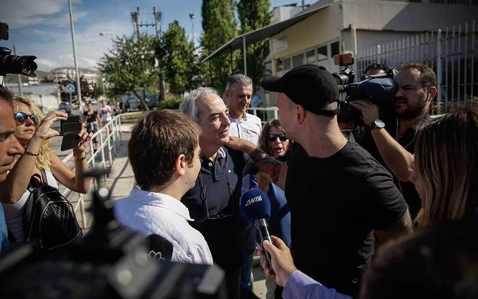 Με τη δημοκρατία ή με την τρομοκρατία