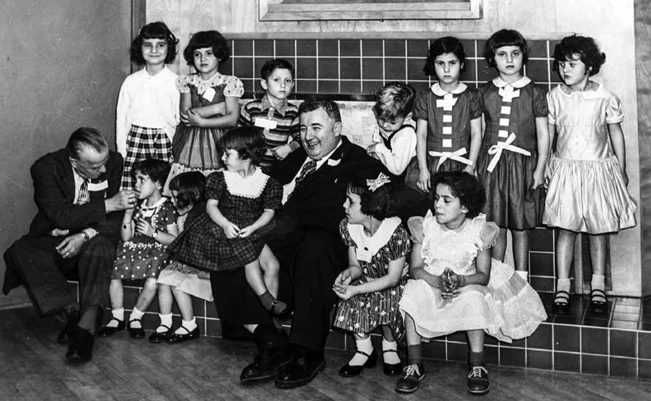 Ζητούνται ορφανά από την Ελλάδα. Διακρατικές υιοθεσίες και αμερικανική ηγεμονία 