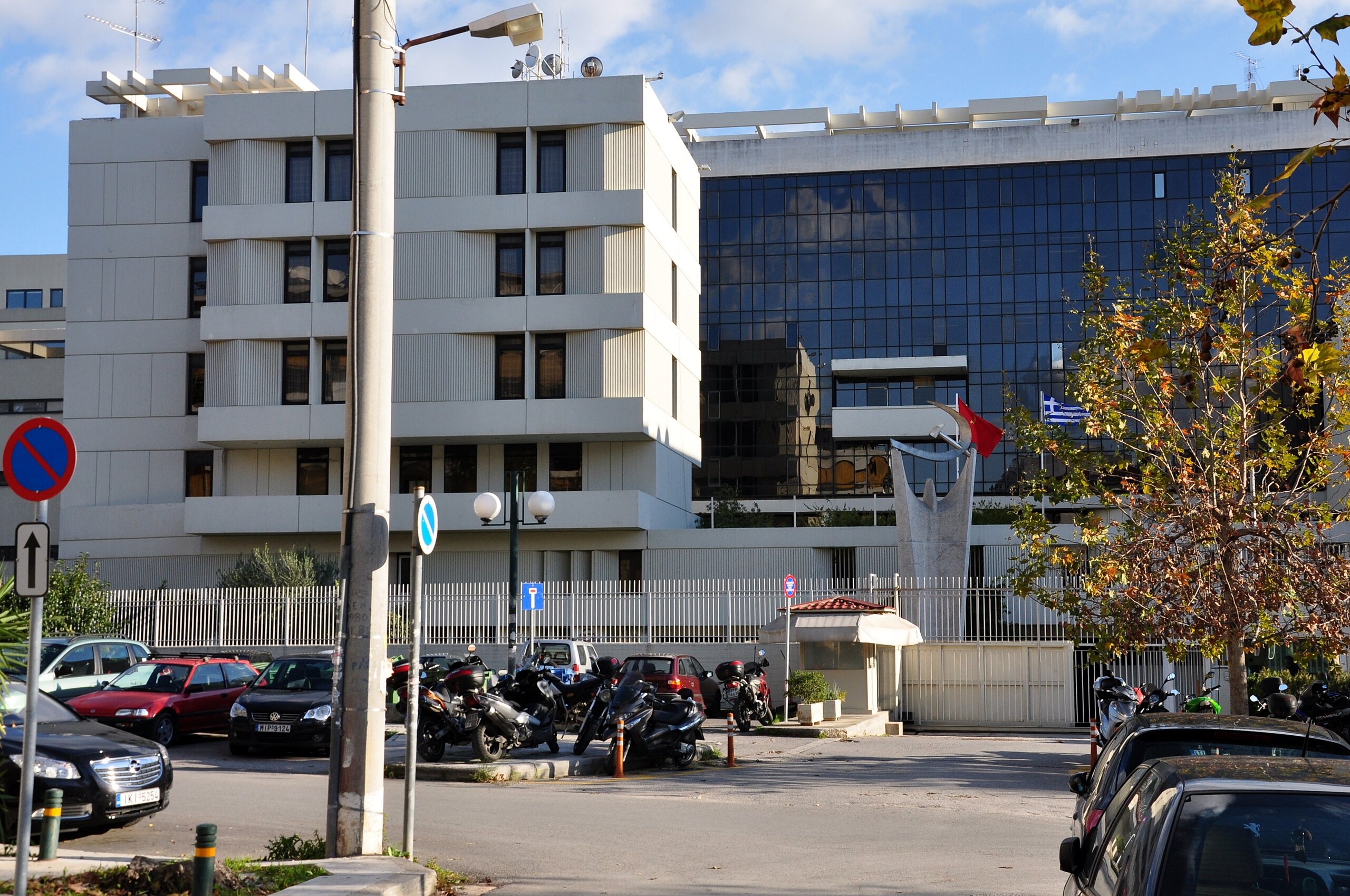 Δημοκρατία υπό κομματική ομηρία         