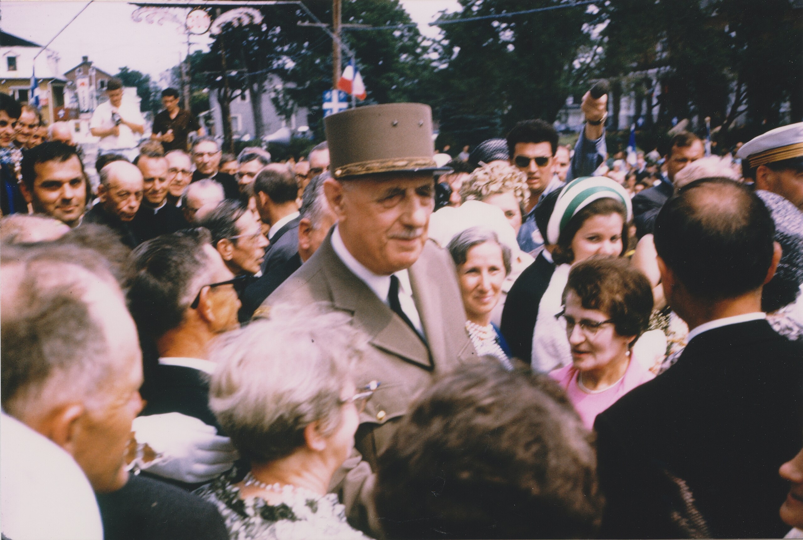 Απόφαση, εξουσία εξαίρεσης, δημοκρατία, νομιμοποίηση. Tέσσερις έννοιες-κλειδιά της γκωλικής πολιτικής φιλοσοφίας του κράτους
