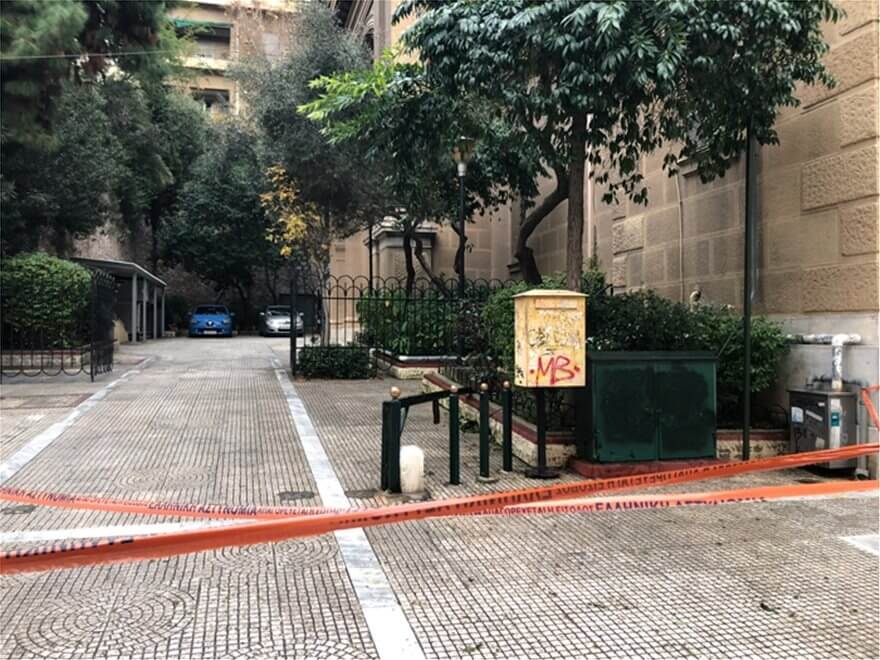 Μια τσογλανοπαρέα που κάνει κριτική