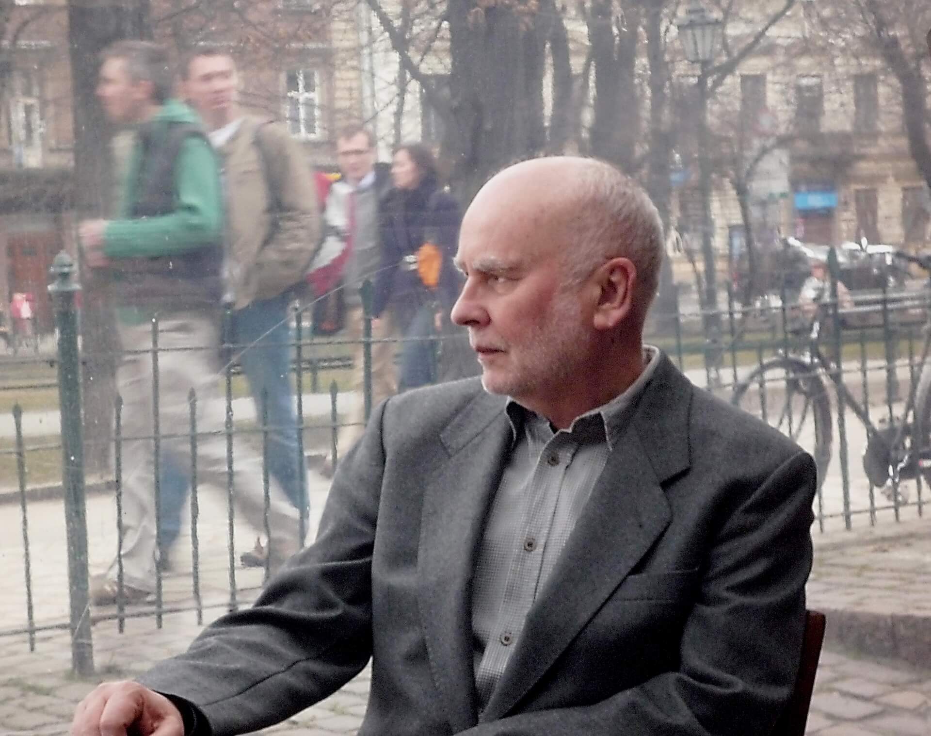 Adam Zagajewski: «Η ποίηση δεν έχει πια επιρροή». Συνέντευξη στην Μπεάτα Ζουλκιέβιτς
