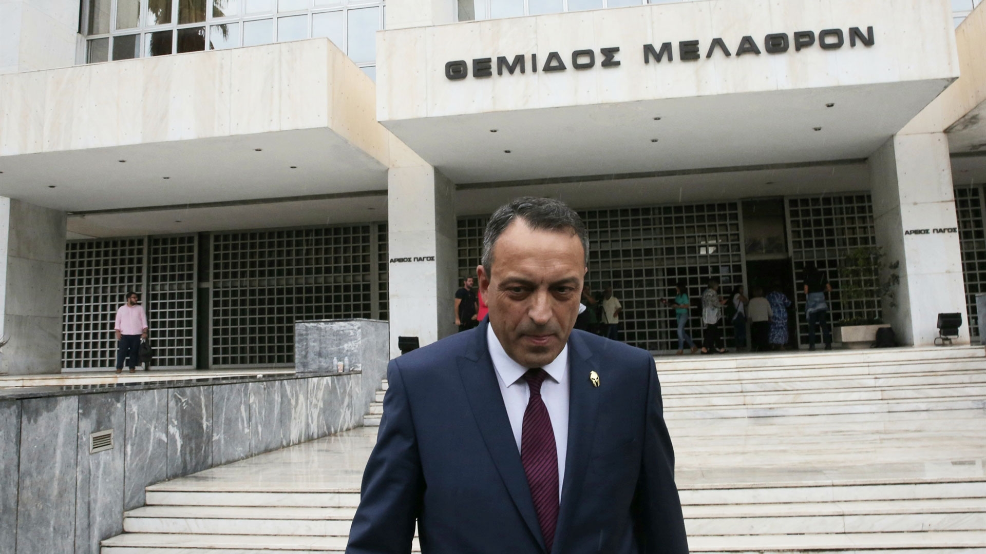 Σπαρτιάτες και κοροϊδία των θεσμών