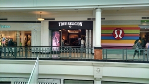 Η Αληθινή Θρησκεία μας κλείνει το μάτι. King of Prussia Mall, Φιλαδέλφεια.