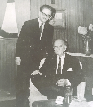 1965. O &Alpha;&nu;&alpha;&sigma;&tau;ά&sigma;&iota;&omicron;&sigmaf; &Pi;&epsilon;&pi;&omicron;&nu;ή&sigmaf; &mu;&epsilon; &tau;&omicron;&nu; &Gamma;&epsilon;ώ&rho;&gamma;&iota;&omicron; &Pi;&alpha;&pi;&alpha;&nu;&delta;&rho;έ&omicron;&upsilon;.  