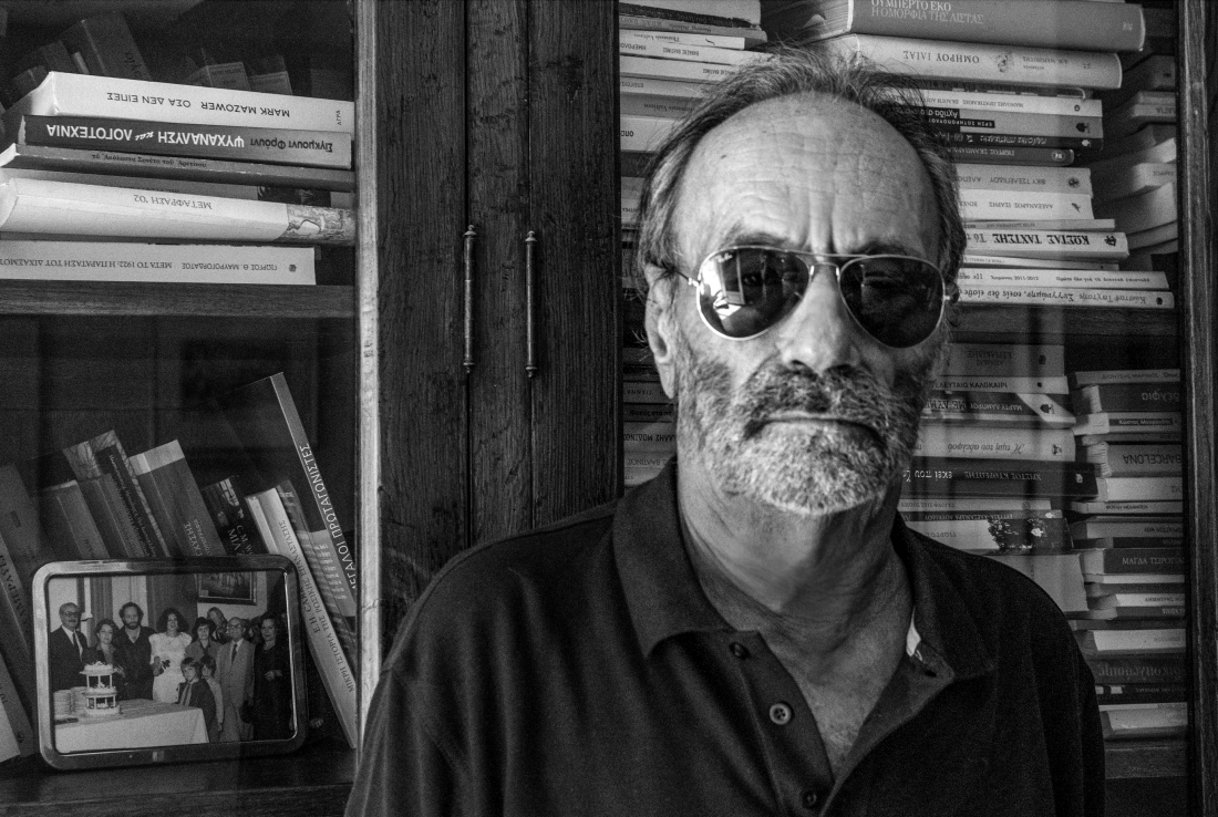 Ο Γιώργος Αριστηνός φωτογραφημένος από την Ντίνα Κουμπούλη.