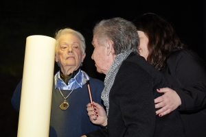 27 &Iota;&alpha;&nu;&omicron;&upsilon;&alpha;&rho;ί&omicron;&upsilon; 2026, &Theta;έ&alpha;&tau;&rho;&omicron; &Epsilon;&lambda;&lambda;&eta;&nu;&iota;&kappa;ό&sigmaf; &Kappa;ό&sigma;&mu;&omicron;&sigmaf;, &Alpha;&theta;ή&nu;&alpha;. &Eta; &Lambda;ό&lambda;&alpha; &Chi;&alpha;&sigma;ή&delta; Ά&nu;&tau;&zeta;&epsilon;&lambda; &kappa;&alpha;&iota; &eta; &Nu;ά&kappa;&eta; &Mu;&pi;έ&gamma;&alpha; &alpha;&nu;ά&beta;&omicron;&upsilon;&nu; &tau;&omicron; &kappa;&epsilon;&rho;ί &tau;&eta;&sigmaf; &mu;&nu;ή&mu;&eta;&sigmaf; &tau;&omicron;&upsilon; &Omicron;&lambda;&omicron;&kappa;&alpha;&upsilon;&tau;ώ&mu;&alpha;&tau;&omicron;&sigmaf;.