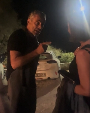 &Sigma;&tau;&iota;&gamma;&mu;&iota;ό&tau;&upsilon;&pi;&omicron; &alpha;&pi;ό &tau;&omicron;&nu; &delta;&iota;&alpha;&pi;&lambda;&eta;&kappa;&tau;&iota;&sigma;&mu;ό &tau;&omicron;&upsilon; &epsilon;&sigma;&tau;&iota;ά&tau;&omicron;&rho;&alpha; &tau;&eta;&sigmaf; &Nu;ά&xi;&omicron;&upsilon; &mu;&epsilon; &mu;&iota;&alpha; &gamma;&upsilon;&nu;&alpha;ί&kappa;&alpha; &pi;&epsilon;&lambda;ά&tau;&iota;&sigma;&sigma;&alpha;, &tau;&eta;&nu; &omicron;&pi;&omicron;ί&alpha; &alpha;&pi;&omicron;&kappa;ά&lambda;&epsilon;&sigma;&epsilon; &laquo;&delta;&omicron;&lambda;&omicron;&phi;ό&nu;&omicron; &mu;&omega;&rho;ώ&nu;&raquo;, &mu;&alpha;&zeta;ί &mu;&epsilon; &tau;&eta;&nu; &pi;&alpha;&rho;έ&alpha; &tau;&eta;&sigmaf; &sigma;&tau;&eta;&nu; &omicron;&pi;&omicron;ί&alpha; &pi;&epsilon;&rho;&iota;&lambda;&alpha;&mu;&beta;ά&nu;&omicron;&nu;&tau;&alpha;&nu; &kappa;&alpha;&iota; &pi;&alpha;&iota;&delta;&iota;ά. &Eta; &phi;&omega;&tau;&omicron;&gamma;&rho;&alpha;&phi;ί&alpha; &alpha;&pi;ό &tau;&omicron; &beta;ί&nu;&tau;&epsilon;&omicron; &pi;&omicron;&upsilon; &delta;&eta;&mu;&omicron;&sigma;ί&epsilon;&upsilon;&sigma;&epsilon; &eta; Daily Mail.