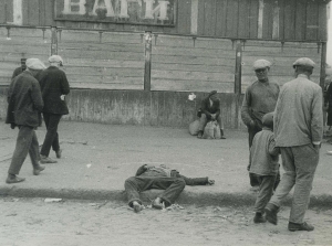 &Chi;ά&rho;&kappa;&omicron;&beta;&omicron;, &Omicron;&upsilon;&kappa;&rho;&alpha;&nu;ί&alpha;, 1933. Έ&nu;&alpha;&sigmaf; &pi;&epsilon;&iota;&nu;&alpha;&sigma;&mu;έ&nu;&omicron;&sigmaf; ά&nu;&delta;&rho;&alpha;&sigmaf; &kappa;&epsilon;ί&tau;&epsilon;&tau;&alpha;&iota; &lambda;&iota;&pi;ό&theta;&upsilon;&mu;&omicron;&sigmaf;. &Eta; &kappa;&omicron;&lambda;&epsilon;&kappa;&tau;&iota;&beta;&omicron;&pi;&omicron;ί&eta;&sigma;&eta; &tau;&omega;&nu; &kappa;&alpha;&lambda;&lambda;&iota;&epsilon;&rho;&gamma;&epsilon;&iota;ώ&nu;, &pi;&omicron;&lambda;&iota;&tau;&iota;&kappa;ή &pi;&omicron;&upsilon; &epsilon;&pi;έ&lambda;&epsilon;&xi;&epsilon; &nu;&alpha; &epsilon;&phi;&alpha;&rho;&mu;ό&sigma;&epsilon;&iota; &tau;&omicron; &sigma;&tau;&alpha;&lambda;&iota;&nu;&iota;&kappa;ό &kappa;&alpha;&theta;&epsilon;&sigma;&tau;ώ&sigmaf;, &kappa;&alpha;&iota; &eta; &kappa;&alpha;&tau;ά&sigma;&chi;&epsilon;&sigma;&eta; &tau;&eta;&sigmaf; &sigma;&omicron;&delta;&epsilon;&iota;ά&sigmaf; &alpha;&pi;ό &tau;&iota;&sigmaf; &sigma;&omicron;&beta;&iota;&epsilon;&tau;&iota;&kappa;έ&sigmaf; &alpha;&rho;&chi;έ&sigmaf; &omicron;&delta;ή&gamma;&eta;&sigma;&epsilon; &sigma;&epsilon; &mu;&epsilon;&gamma;ά&lambda;&omicron;, &pi;&omicron;&lambda;ύ&nu;&epsilon;&kappa;&rho;&omicron; &lambda;&iota;&mu;ό. 