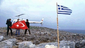 27 &Iota;&alpha;&nu;&omicron;&upsilon;&alpha;&rho;ί&omicron;&upsilon; 1996, Ί&mu;&iota;&alpha;: &Delta;ύ&omicron; &delta;&eta;&mu;&omicron;&sigma;&iota;&omicron;&gamma;&rho;ά&phi;&omicron;&iota; &tau;&eta;&sigmaf; &tau;&omicron;&upsilon;&rho;&kappa;&iota;&kappa;ή&sigmaf; &epsilon;&phi;&eta;&mu;&epsilon;&rho;ί&delta;&alpha;&sigmaf; &laquo;&Chi;&omicron;&upsilon;&rho;&iota;έ&tau;&raquo; &mu;&epsilon;&tau;&alpha;&beta;&alpha;ί&nu;&omicron;&upsilon;&nu; &mu;&epsilon; &epsilon;&lambda;&iota;&kappa;ό&pi;&tau;&epsilon;&rho;&omicron; &sigma;&tau;&eta; &nu;&eta;&sigma;ί&delta;&alpha;, &kappa;&alpha;&tau;&epsilon;&beta;ά&zeta;&omicron;&upsilon;&nu; &tau;&eta;&nu; &epsilon;&lambda;&lambda;&eta;&nu;&iota;&kappa;ή &sigma;&eta;&mu;&alpha;ί&alpha; &tau;&eta;&nu; &omicron;&pi;&omicron;ί&alpha; &epsilon;ί&chi;&epsilon; &upsilon;&psi;ώ&sigma;&epsilon;&iota; &tau;&eta;&nu; &pi;&rho;&omicron;&eta;&gamma;&omicron;&upsilon;&mu;έ&nu;&eta; &mu;&epsilon; &delta;&iota;&kappa;ή &tau;&omicron;&upsilon; &pi;&rho;&omega;&tau;&omicron;&beta;&omicron;&upsilon;&lambda;ί&alpha; &omicron; &delta;ή&mu;&alpha;&rho;&chi;&omicron;&sigmaf; &Kappa;&alpha;&lambda;ύ&mu;&nu;&omicron;&upsilon;, &Delta;&eta;&mu;ή&tau;&rho;&eta;&sigmaf; &Delta;&iota;&alpha;&kappa;&omicron;&mu;&iota;&chi;ά&lambda;&eta;&sigmaf;, &kappa;&alpha;&iota; &upsilon;&psi;ώ&nu;&omicron;&upsilon;&nu; &tau;&eta;&nu; &tau;&omicron;&upsilon;&rho;&kappa;&iota;&kappa;ή. &Tau;&omicron; &epsilon;&pi;&epsilon;&iota;&sigma;ό&delta;&iota;&omicron; &epsilon;&kappa;&epsilon;ί&nu;&omicron; &pi;&alpha;&rho;&alpha;&lambda;ί&gamma;&omicron; &nu;&alpha; &omicron;&delta;&eta;&gamma;ή&sigma;&epsilon;&iota; &Epsilon;&lambda;&lambda;ά&delta;&alpha; &kappa;&alpha;&iota; &Tau;&omicron;&upsilon;&rho;&kappa;ί&alpha; &sigma;&epsilon; &pi;&omicron;&lambda;&epsilon;&mu;&iota;&kappa;ή &sigma;ύ&rho;&rho;&alpha;&xi;&eta;, &pi;&omicron;&upsilon; &alpha;&pi;&omicron;&phi;&epsilon;ύ&chi;&theta;&eta;&kappa;&epsilon; &mu;&epsilon; &tau;&eta;&nu; &pi;&alpha;&rho;έ&mu;&beta;&alpha;&sigma;&eta; &tau;&omega;&nu; &Eta;&Pi;&Alpha;.