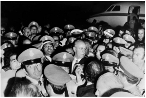 24 &Iota;&omicron;&upsilon;&lambda;ί&omicron;&upsilon; 1974, &Alpha;&theta;ή&nu;&alpha;. &Omicron; &Kappa;&omega;&nu;&sigma;&tau;&alpha;&nu;&tau;ί&nu;&omicron;&sigmaf; &Kappa;&alpha;&rho;&alpha;&mu;&alpha;&nu;&lambda;ή&sigmaf;, &pi;&epsilon;&rho;&iota;&beta;&alpha;&lambda;&lambda;ό&mu;&epsilon;&nu;&omicron;&sigmaf; &alpha;&pi;ό &alpha;&sigma;&tau;&upsilon;&nu;&omicron;&mu;&iota;&kappa;&omicron;ύ&sigmaf;, έ&chi;&epsilon;&iota; &mu;ό&lambda;&iota;&sigmaf; &alpha;&pi;&omicron;&beta;&iota;&beta;&alpha;&sigma;&tau;&epsilon;ί &alpha;&pi;ό &tau;&omicron; &alpha;&epsilon;&rho;&omicron;&pi;&lambda;ά&nu;&omicron; &pi;&omicron;&upsilon; &tau;&omicron;&nu; &mu;&epsilon;&tau;έ&phi;&epsilon;&rho;&epsilon; &alpha;&pi;ό &tau;&omicron; &Pi;&alpha;&rho;ί&sigma;&iota;. &Eta; &chi;&omicron;ύ&nu;&tau;&alpha; &epsilon;ί&nu;&alpha;&iota; &pi;&alpha;&rho;&epsilon;&lambda;&theta;ό&nu;, &alpha;&rho;&chi;ί&zeta;&epsilon;&iota; &omicron; &kappa;ύ&kappa;&lambda;&omicron;&sigmaf; &tau;&eta;&sigmaf; &mu;&epsilon;&tau;&alpha;&pi;&omicron;&lambda;ί&tau;&epsilon;&upsilon;&sigma;&eta;&sigmaf;.  