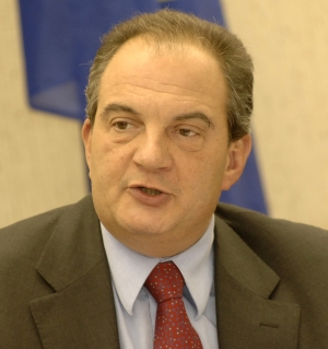 Κώστας Καραμανλής. Η παρουσία του συμβάλλει στην ολοκλήρωση του τοπίου ενός παρακμιακού θιάσου.