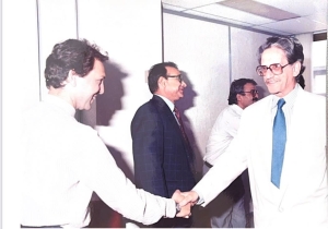 7 &Omicron;&kappa;&tau;&omega;&beta;&rho;ί&omicron;&upsilon; 1987, &Mu;ό&sigma;&chi;&alpha;. &Omicron; &Gamma;&iota;ά&nu;&nu;&eta;&sigmaf; &Sigma;&tau;&omicron;&upsilon;&rho;&nu;ά&rho;&alpha;&sigmaf; (&alpha;&rho;&iota;&sigma;&tau;&epsilon;&rho;ά) &alpha;&lambda;&lambda;&eta;&lambda;&omicron;&sigma;&upsilon;&gamma;&chi;&alpha;ί&rho;&epsilon;&tau;&alpha;&iota; &mu;&epsilon; &tau;&omicron;&nu; &upsilon;&pi;&omicron;&upsilon;&rho;&gamma;ό &Beta;&iota;&omicron;&mu;&eta;&chi;&alpha;&nu;ί&alpha;&sigmaf;, &Epsilon;&nu;έ&rho;&gamma;&epsilon;&iota;&alpha;&sigmaf; &kappa;&alpha;&iota; &Tau;&epsilon;&chi;&nu;&omicron;&lambda;&omicron;&gamma;ί&alpha;&sigmaf;, &Alpha;&nu;&alpha;&sigma;&tau;ά&sigma;&iota;&omicron; &Pi;&epsilon;&pi;&omicron;&nu;ή, έ&pi;&epsilon;&iota;&tau;&alpha; &alpha;&pi;ό &tau;&eta; &sigma;&upsilon;&mu;&phi;&omega;&nu;ί&alpha; &mu;&epsilon; &tau;&omicron;&upsilon;&sigmaf; &Sigma;&omicron;&beta;&iota;&epsilon;&tau;&iota;&kappa;&omicron;ύ&sigmaf; &gamma;&iota;&alpha; &tau;&eta;&nu; &epsilon;&iota;&sigma;&alpha;&gamma;&omega;&gamma;ή &sigma;&tau;&eta;&nu; &Epsilon;&lambda;&lambda;ά&delta;&alpha; &phi;&upsilon;&sigma;&iota;&kappa;&omicron;ύ &alpha;&epsilon;&rho;ί&omicron;&upsilon;.  