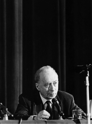 &Omicron; Hans J. Morgenthau &tau;&omicron; 1960.  