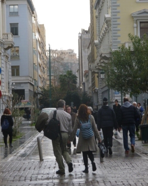 &laquo;&Eta; &ldquo;&Omicron;&mu;&omicron;&rho;&phi;&iota;ά &alpha;&pi;ό &tau;&eta;&nu; &Alpha;&iota;ό&lambda;&omicron;&upsilon;&rdquo; &pi;&alpha;&rho;&alpha;&mu;έ&nu;&epsilon;&iota; &tau;&omicron; &alpha;&gamma;&alpha;&pi;&eta;&mu;έ&nu;&omicron; &mu;&omicron;&upsilon; &epsilon;&rho;&omega;&tau;&iota;&kappa;ό &pi;&omicron;ί&eta;&mu;&alpha; &tau;&omicron;&upsilon; &Phi;&omega;&kappa;ά. &Tau;ό&lambda;&mu;&eta;&sigma;&alpha; &nu;&alpha; &tau;&eta;&nu; &delta;&iota;&delta;ά&xi;&omega; &sigma;&epsilon; έ&nu;&alpha; &mu;ά&theta;&eta;&mu;&alpha; &alpha;&iota;&sigma;&theta;&eta;&tau;&iota;&kappa;ή&sigmaf;, &mu;&iota;&lambda;ώ&nu;&tau;&alpha;&sigmaf; &gamma;&iota;&alpha; &tau;&omicron; &omega;&rho;&alpha;ί&omicron; (&omega;&sigmaf; &phi;&iota;&lambda;&omicron;&sigma;&omicron;&phi;&iota;&kappa;ή έ&nu;&nu;&omicron;&iota;&alpha; &alpha;&lambda;&lambda;ά &kappa;&alpha;&iota; &omega;&sigmaf; &beta;ί&omega;&mu;&alpha;), &nu;&alpha; &tau;&eta;&nu; &omicron;&pi;&tau;&iota;&kappa;&omicron;&pi;&omicron;&iota;ή&sigma;&omega; &sigma;&epsilon; &sigma;&epsilon;&iota;&rho;ά &phi;&omega;&tau;&omicron;&gamma;&rho;&alpha;&phi;&iota;ώ&nu; &sigma;&chi;&epsilon;&delta;ό&nu; &kappa;ά&theta;&epsilon; &phi;&omicron;&rho;ά &pi;&omicron;&upsilon; &kappa;&alpha;&tau;έ&beta;&alpha;&iota;&nu;&alpha; &sigma;&tau;&eta;&nu; &Alpha;&theta;ή&nu;&alpha; (&pi;&epsilon;&rho;&iota;&mu;έ&nu;&omicron;&nu;&tau;&alpha;&sigmaf; &kappa;ά&pi;&omicron;&iota;&omicron; &zeta;&epsilon;&upsilon;&gamma;ά&rho;&iota; &pi;&omicron;&upsilon; &nu;&alpha; &beta;&alpha;&delta;ί&zeta;&epsilon;&iota; &pi;&rho;&omicron;&sigmaf; &tau;&eta;&nu; &Alpha;&kappa;&rho;ό&pi;&omicron;&lambda;&eta;), &nu;&alpha; &tau;&eta; &beta;ά&lambda;&omega; &omega;&sigmaf; &theta;έ&mu;&alpha; &sigma;&tau;&iota;&sigmaf; &epsilon;&xi;&epsilon;&tau;ά&sigma;&epsilon;&iota;&sigmaf; &kappa;&alpha;&iota; &nu;&alpha; &delta;&iota;&omicron;&rho;&theta;ώ&sigma;&omega; &tau;&alpha; &gamma;&rho;&alpha;&pi;&tau;ά έ&nu;&alpha; &mu;&alpha;&beta;ί &pi;&rho;&omega;&iota;&nu;ό &sigma;&rsquo; έ&nu;&alpha; &kappa;&alpha;&phi;έ &sigma;&tau;&eta;&nu; &Alpha;&iota;ό&lambda;&omicron;&upsilon;&raquo;.  