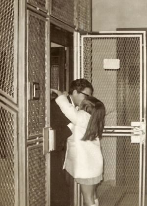 1976. O &Alpha;&nu;&alpha;&sigma;&tau;ά&sigma;&iota;&omicron;&sigmaf; &Pi;&epsilon;&pi;&omicron;&nu;ή&sigmaf; &epsilon;&pi;&iota;&sigma;&tau;&rho;έ&phi;&epsilon;&iota; &sigma;&tau;&omicron; &sigma;&pi;ί&tau;&iota; &alpha;&pi;ό &tau;&eta; &phi;&upsilon;&lambda;&alpha;&kappa;ή, &mu;&epsilon;&tau;ά &tau;&eta; &chi;&omicron;&rho;ή&gamma;&eta;&sigma;&eta; &alpha;&mu;&nu;&eta;&sigma;&tau;ί&alpha;&sigmaf; &alpha;&pi;ό &tau;&eta; &chi;&omicron;ύ&nu;&tau;&alpha;. &Tau;&omicron;&nu; &upsilon;&pi;&omicron;&delta;έ&chi;&epsilon;&tau;&alpha;&iota; &eta; &kappa;ό&rho;&eta; &tau;&omicron;&upsilon;, &Nu;&alpha;&tau;ά&sigma;&alpha;. &nbsp;  