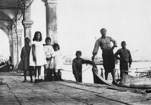 &Iota;&omega;&nu;ί&alpha;, &alpha;&rho;&chi;ή &tau;&omicron;&upsilon; 20&omicron;ύ &alpha;&iota;ώ&nu;&alpha;, &mu;&epsilon; &tau;&omicron;&upsilon;&sigmaf; &Sigma;&epsilon;&phi;&epsilon;&rho;&iota;ά&delta;&eta;&delta;&epsilon;&sigmaf;. &Alpha;&pi;ό &delta;&epsilon;&xi;&iota;ά &pi;&rho;&omicron;&sigmaf; &tau;&alpha; &alpha;&rho;&iota;&sigma;&tau;&epsilon;&rho;ά, &tau;&alpha; &tau;&rho;ί&alpha; &alpha;&delta;έ&lambda;&phi;&iota;&alpha; &Sigma;&epsilon;&phi;&epsilon;&rho;&iota;ά&delta;&eta;: &Alpha;&gamma;&gamma;&epsilon;&lambda;&omicron;&sigmaf;, &Gamma;&iota;ώ&rho;&gamma;&omicron;&sigmaf;, &Iota;&omega;ά&nu;&nu;&alpha;. &Epsilon;&nu;&alpha; &beta;ή&mu;&alpha; &pi;ί&sigma;&omega;, &eta; Έ&lambda;&lambda;&eta; &Pi;&alpha;&pi;&alpha;&delta;&eta;&mu;&eta;&tau;&rho;ί&omicron;&upsilon;.  