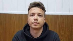 Ο Ρομάν Προτασέβιτς, ο λευκορώσος δημοσιογράφος που απήχθη από το καθεστώς Λουκασένκο, ενώ ομολογεί δημοσίως ότι ήταν υποκινητής αντικυβερνητικών συγκεντρώσεων, Είναι εμφανείς οι μώλωπες στο πρόσωπό του, ενώ ο πατέρας του κατήγγειλε ότι του έχουν σπάσει τη μύτη. Είναι προφανές ότι η «ομολογία» του είναι προϊόν σωματικής ή/και ψυχολογικής βίας.