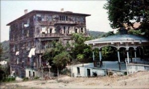 To ξύλινο κτίριο του ξενοδοχείου Χάλκη Παλάς πριν από την ανακατασκευή του 1891.