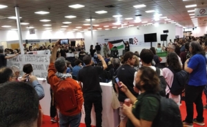 &Delta;&iota;&alpha;&delta;&eta;&lambda;&omega;&tau;έ&sigmaf; &epsilon;&iota;&sigma;&beta;ά&lambda;&lambda;&omicron;&upsilon;&nu; &sigma;&tau;&eta;&nu; Έ&kappa;&theta;&epsilon;&sigma;&eta; &kappa;&alpha;&iota; &delta;&iota;&alpha;&kappa;ό&pi;&tau;&omicron;&upsilon;&nu; &tau;&eta;&nu; &epsilon;&kappa;&delta;ή&lambda;&omega;&sigma;&eta; &mu;&epsilon; &omicron;&mu;&iota;&lambda;&eta;&tau;ή &tau;&omicron;&nu; &Omicron;&nu;&tau;έ&tau; &Beta;&omicron;&lambda;&kappa;&sigma;&tau;ά&iota;&nu;.