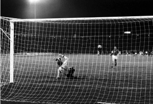 1976. &Omicron; &Pi;&alpha;&nu;έ&nu;&kappa;&alpha;, &pi;&omicron;&delta;&omicron;&sigma;&phi;&alpha;&iota;&rho;&iota;&sigma;&tau;ή&sigmaf; &tau;&eta;&sigmaf; &Tau;&sigma;&epsilon;&chi;&omicron;&sigma;&lambda;&omicron;&beta;&alpha;&kappa;ί&alpha;&sigmaf;, &xi;&epsilon;&gamma;&epsilon;&lambda;ά&epsilon;&iota; &tau;&omicron;&nu; &tau;&epsilon;&rho;&mu;&alpha;&tau;&omicron;&phi;ύ&lambda;&alpha;&kappa;&alpha; &tau;&eta;&sigmaf; &Delta;&upsilon;&tau;&iota;&kappa;ή&sigmaf; &Gamma;&epsilon;&rho;&mu;&alpha;&nu;ί&alpha;&sigmaf; &Sigma;&epsilon;&pi; &Mu;ά&gamma;&iota;&epsilon;&rho; &kappa;&alpha;&iota; &pi;&epsilon;&tau;&upsilon;&chi;&alpha;ί&nu;&epsilon;&iota; &tau;&omicron; &tau;&epsilon;&lambda;&epsilon;&upsilon;&tau;&alpha;ί&omicron; &pi;έ&nu;&alpha;&lambda;&tau;&iota;, &delta;ί&nu;&omicron;&nu;&tau;&alpha;&sigmaf; &tau;&eta; &nu;ί&kappa;&eta; &sigma;&tau;&eta;&nu; &omicron;&mu;ά&delta;&alpha; &tau;&omicron;&upsilon;. &Omicron; &gamma;&epsilon;&rho;&mu;&alpha;&nu;ό&sigmaf; &gamma;&kappa;&omicron;&lambda;&kappa;ί&pi;&epsilon;&rho; &pi;ί&sigma;&tau;&epsilon;&upsilon;&epsilon; &pi;&omega;&sigmaf; &omicron; &Pi;&alpha;&nu;έ&nu;&kappa;&alpha; &tau;&omicron;&nu; &kappa;&omicron;&rho;ό&iota;&delta;&epsilon;&psi;&epsilon; &sigma;&epsilon; &alpha;&pi;&epsilon;&upsilon;&theta;&epsilon;ί&alpha;&sigmaf; &tau;&eta;&lambda;&epsilon;&omicron;&pi;&tau;&iota;&kappa;ή &mu;&epsilon;&tau;ά&delta;&omicron;&sigma;&eta; &mu;&pi;&rho;&omicron;&sigma;&tau;ά &sigma;&epsilon; &omicron;&lambda;ό&kappa;&lambda;&eta;&rho;&omicron; &tau;&omicron;&nu; &pi;&lambda;&alpha;&nu;ή&tau;&eta;!  Press Association