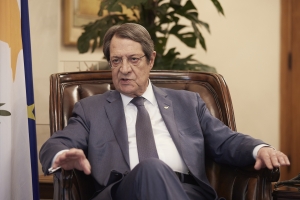 &Omicron; &Pi;&rho;ό&epsilon;&delta;&rho;&omicron;&sigmaf; &tau;&eta;&sigmaf; &Kappa;&upsilon;&pi;&rho;&iota;&alpha;&kappa;ή&sigmaf; &Delta;&eta;&mu;&omicron;&kappa;&rho;&alpha;&tau;ί&alpha;&sigmaf;, &Nu;ί&kappa;&omicron;&sigmaf; &Alpha;&nu;&alpha;&sigma;&tau;&alpha;&sigma;&iota;ά&delta;&eta;&sigmaf;. &Omicron; &delta;&eta;&mu;&omicron;&sigma;&iota;&omicron;&gamma;&rho;ά&phi;&omicron;&sigmaf; &Mu;&alpha;&kappa;ά&rho;&iota;&omicron;&sigmaf; &Delta;&rho;&omicron;&upsilon;&sigma;&iota;ώ&tau;&eta;&sigmaf; &tau;&omicron;&nu; &pi;&epsilon;&rho;&iota;&gamma;&rho;ά&phi;&epsilon;&iota; &omega;&sigmaf; &alpha;&rho;&chi;&eta;&gamma;ό &epsilon;&nu;ό&sigmaf; &kappa;&rho;ά&tau;&omicron;&upsilon;&sigmaf;-&mu;&alpha;&phi;ί&alpha;.  