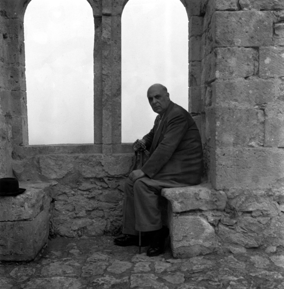 Κυριακή 8 Νοεμβρίου 1953. O Γιώργος Σεφέρης φωτογραφίζεται στο κάστρο του Αγίου Ιλαρίωνα, στον Πανταδάκτυλο της Κύπρου, μπροστά στο περίφημο «Παράθυρο της Ρήγαινας» με θέα προς την Κερύνεια.