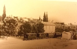 To &theta;&eta;&rho;ί&omicron;, &tau;&omicron; &pi;&rho;ώ&tau;&omicron; &tau;&rho;έ&nu;&omicron; &tau;&eta;&sigmaf; &Alpha;&tau;&tau;&iota;&kappa;ή&sigmaf;, &eta; &gamma;&rho;&alpha;&mu;&mu;ή &tau;&omicron;&upsilon; &omicron;&pi;&omicron;ί&omicron;&upsilon; &Alpha;&theta;ή&nu;&alpha;-&Kappa;&eta;&phi;&iota;&sigma;&iota;ά &epsilon;&gamma;&kappa;&alpha;&iota;&nu;&iota;ά&sigma;&tau;&eta;&kappa;&epsilon; &tau;&omicron; 1885. &Eta; &phi;&omega;&tau;&omicron;&gamma;&rho;&alpha;&phi;ί&alpha; &pi;&omicron;&upsilon; &mu;&nu;&eta;&mu;&epsilon;&iota;ώ&nu;&epsilon;&iota; &tau;&omicron; &sigma;&tau;&alpha;&theta;&mu;ό &tau;&eta;&sigmaf; &Kappa;&eta;&phi;&iota;&sigma;&iota;ά&sigmaf;, &tau;&omicron; 1890, έ&chi;&epsilon;&iota; &tau;&rho;&alpha;&beta;&eta;&chi;&tau;&epsilon;ί &alpha;&pi;ό &tau;&omicron;&nu; &Pi;&alpha;ύ&lambda;&omicron; &Mu;&epsilon;&lambda;ά.  