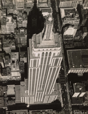 Το Empire State Building το 1932.