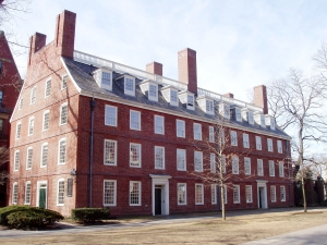 Το Massachusetts Hall, το παλιότερο κτίριο του Χάρβαρντ, που εγκαινιάστηκε το 1720. Ο Ντόναλντ ΤΡαμπ, με τις επιλογές του, μπορεί να πλήξει σοβαρά το κορυφαίο πανεπιστημιακό ίδρυμα αλλά και την έρευνα και την καινοτομία, στην οποία η Αμερική έχει τα πρωτεία.