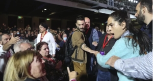 &Lambda;&omicron;&gamma;&omicron;&mu;&alpha;&chi;ί&alpha; &sigma;&upsilon;&nu;έ&delta;&rho;&omega;&nu; &sigma;&tau;&omicron; &sigma;&upsilon;&nu;έ&delta;&rho;&iota;&omicron; &tau;&omicron;&upsilon; &Sigma;&Upsilon;&Rho;&Iota;&Zeta;&Alpha;, &sigma;&tau;&omicron; &Gamma;&kappa;ά&zeta;&iota;. Έ&nu;&alpha; &kappa;&alpha;&theta;&eta;&mu;&alpha;&gamma;&mu;έ&nu;&omicron; &kappa;ό&mu;&mu;&alpha;, &delta;&upsilon;&omicron; &sigma;&tau;&rho;&alpha;&tau;ό&pi;&epsilon;&delta;&alpha;.