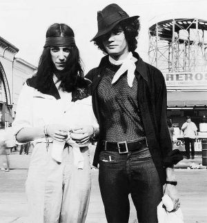 1 &Sigma;&epsilon;&pi;&tau;&epsilon;&mu;&beta;&rho;ί&omicron;&upsilon; 1969, Coney Island. H &Pi;ά&tau;&iota; &Sigma;&mu;&iota;&theta; &phi;&omega;&tau;&omicron;&gamma;&rho;&alpha;&phi;ί&zeta;&epsilon;&tau;&alpha;&iota; &mu;&alpha;&zeta;ί &mu;&epsilon; &tau;&omicron;&nu; &alpha;&gamma;&alpha;&pi;&eta;&mu;έ&nu;&omicron; &tau;&eta;&sigmaf; &Rho;ό&mu;&pi;&epsilon;&rho;&tau; &Mu;έ&iota;&pi;&lambda;&theta;&omicron;&rho;&pi;. 
