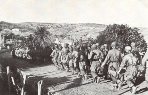 &Nu;&omicron;έ&mu;&beta;&rho;&iota;&omicron;&sigmaf; 1943. &Lambda;έ&rho;&omicron;&sigmaf;. &Iota;&tau;&alpha;&lambda;&iota;&kappa;ά &sigma;&tau;&rho;&alpha;&tau;&epsilon;ύ&mu;&alpha;&tau;&alpha; &alpha;&nu;&alpha;&pi;&tau;ύ&sigma;&sigma;&omicron;&nu;&tau;&alpha;&iota; &gamma;&iota;&alpha; &nu;&alpha; &alpha;&pi;&omicron;&kappa;&rho;&omicron;ύ&sigma;&omicron;&upsilon;&nu; &epsilon;&pi;ί&theta;&epsilon;&sigma;&eta; &tau;&omicron;&upsilon; &gamma;&epsilon;&rho;&mu;&alpha;&nu;&iota;&kappa;&omicron;ύ &sigma;&tau;&rho;&alpha;&tau;&omicron;ύ. &Eta; &iota;&tau;&alpha;&lambda;&omicron;&kappa;&rho;&alpha;&tau;ί&alpha; &sigma;&tau;&eta; &Lambda;έ&rho;&omicron; &kappa;&rho;ά&tau;&eta;&sigma;&epsilon; 31 &chi;&rho;ό&nu;&iota;&alpha;, &alpha;&pi;ό &tau;&omicron; 1912, ό&tau;&alpha;&nu; &omicron;&iota; &Iota;&tau;&alpha;&lambda;&omicron;ί &kappa;&alpha;&tau;έ&lambda;&alpha;&beta;&alpha;&nu; &tau;&alpha; &Delta;&omega;&delta;&epsilon;&kappa;ά&nu;&eta;&sigma;&alpha; (&pi;&lambda;&eta;&nu; &Kappa;&alpha;&sigma;&tau;&epsilon;&lambda;ό&rho;&iota;&zeta;&omicron;&upsilon;) &sigma;&tau;&omicron;&nu; &nu;&iota;&kappa;&eta;&phi;ό&rho;&omicron; &gamma;&iota;&rsquo; &alpha;&upsilon;&tau;&omicron;ύ&sigmaf; &iota;&tau;&alpha;&lambda;&omicron;&tau;&omicron;&upsilon;&rho;&kappa;&iota;&kappa;ό &pi;ό&lambda;&epsilon;&mu;&omicron;. &Omicron; &Mu;&omicron;&upsilon;&sigma;&omicron;&lambda;ί&nu;&iota; &pi;&rho;&omicron;&sigma;&pi;ά&theta;&eta;&sigma;&epsilon; &nu;&alpha; &iota;&tau;&alpha;&lambda;&omicron;&pi;&omicron;&iota;ή&sigma;&epsilon;&iota; &tau;&omicron; &nu;&eta;&sigma;ί &kappa;ά&nu;&omicron;&nu;&tau;&alpha;&sigmaf; &tau;&eta;&nu; &epsilon;&kappa;&mu;ά&theta;&eta;&sigma;&eta; &tau;&eta;&sigmaf; &iota;&tau;&alpha;&lambda;&iota;&kappa;ή&sigmaf; &upsilon;&pi;&omicron;&chi;&rho;&epsilon;&omega;&tau;&iota;&kappa;ή, &delta;ί&nu;&omicron;&nu;&tau;&alpha;&sigmaf; &kappa;ί&nu;&eta;&tau;&rho;&alpha; &sigma;&tau;&omicron;&upsilon;&sigmaf; &nu;&tau;ό&pi;&iota;&omicron;&upsilon;&sigmaf; &nu;&alpha; &alpha;&pi;&omicron;&kappa;&tau;ή&sigma;&omicron;&upsilon;&nu; &tau;&eta;&nu; &iota;&tau;&alpha;&lambda;&iota;&kappa;ή &upsilon;&pi;&eta;&kappa;&omicron;ό&tau;&eta;&tau;&alpha; &kappa;&alpha;&iota; &kappa;&alpha;&tau;&alpha;&rho;&gamma;ώ&nu;&tau;&alpha;&sigmaf; &epsilon;&lambda;&lambda;&eta;&nu;&iota;&kappa;ά &iota;&delta;&rho;ύ&mu;&alpha;&tau;&alpha;, &epsilon;&nu;ώ έ&gamma;&iota;&nu;&epsilon; &omicron;&rho;&gamma;&alpha;&nu;&omega;&mu;έ&nu;&omicron;&sigmaf; &epsilon;&pi;&omicron;&iota;&kappa;&iota;&sigma;&mu;ό&sigmaf; &kappa;&alpha;&iota; &phi;&tau;&iota;ά&chi;&tau;&eta;&kappa;&alpha;&nu; &upsilon;&pi;&omicron;&delta;&omicron;&mu;έ&sigmaf;, &alpha;&mu;&upsilon;&nu;&tau;&iota;&kappa;έ&sigmaf; &omicron;&chi;&upsilon;&rho;ώ&sigma;&epsilon;&iota;&sigmaf; &kappa;&alpha;&iota; &mu;&iota;&alpha; &omicron;&lambda;ό&kappa;&lambda;&eta;&rho;&eta; &pi;ό&lambda;&eta;, &tau;&omicron; Portolago, &sigma;&eta;&mu;&epsilon;&rho;&iota;&nu;ό &Lambda;&alpha;&kappa;&kappa;ί. &Tau;&omicron;&nu; &Sigma;&epsilon;&pi;&tau;έ&mu;&beta;&rho;&iota;&omicron; &tau;&omicron;&upsilon; 1943, ό&tau;&alpha;&nu; &eta; &Iota;&tau;&alpha;&lambda;ί&alpha; &alpha;&pi;&omicron;&chi;ώ&rho;&eta;&sigma;&epsilon; &alpha;&pi;ό &tau;&omicron;&nu; &pi;ό&lambda;&epsilon;&mu;&omicron;, &tau;&alpha; &iota;&tau;&alpha;&lambda;&iota;&kappa;ά &sigma;&tau;&rho;&alpha;&tau;&epsilon;ύ&mu;&alpha;&tau;&alpha; &sigma;&tau;&eta; &Lambda;έ&rho;&omicron; &pi;&rho;&omicron;&sigma;&chi;ώ&rho;&eta;&sigma;&alpha;&nu;&nbsp; &sigma;&tau;&omicron;&upsilon;&sigmaf; &sigma;&upsilon;&mu;&mu;ά&chi;&omicron;&upsilon;&sigmaf;, &delta;έ&chi;&tau;&eta;&kappa;&alpha;&nu; ό&mu;&omega;&sigmaf; &epsilon;&pi;ί&theta;&epsilon;&sigma;&eta; &alpha;&pi;ό &tau;&omicron;&upsilon;&sigmaf; &Gamma;&epsilon;&rho;&mu;&alpha;&nu;&omicron;ύ&sigmaf; &pi;&omicron;&upsilon;, &sigma;&tau;&iota;&sigmaf; 16 &Nu;&omicron;&epsilon;&mu;&beta;&rho;ί&omicron;&upsilon; 1943, &kappa;&alpha;&tau;έ&lambda;&alpha;&beta;&alpha;&nu; &tau;&omicron; &nu;&eta;&sigma;ί &kappa;&alpha;&iota; &tau;&omicron; &kappa;&rho;ά&tau;&eta;&sigma;&alpha;&nu; ώ&sigmaf; &tau;&omicron; &tau;έ&lambda;&omicron;&sigmaf; &tau;&omicron;&upsilon; &pi;&omicron;&lambda;έ&mu;&omicron;&upsilon;. &Sigma;&tau;&eta;&nu; &Epsilon;&lambda;&lambda;ά&delta;&alpha; &alpha;&pi;&omicron;&delta;ό&theta;&eta;&kappa;&epsilon; &sigma;&tau;&iota;&sigmaf; 8 &Mu;&alpha;&rho;&tau;ί&omicron;&upsilon; 1948, &mu;&alpha;&zeta;ί &mu;&epsilon; &tau;&alpha; &upsilon;&pi;ό&lambda;&omicron;&iota;&pi;&alpha; &Delta;&omega;&delta;&epsilon;&kappa;ά&nu;&eta;&sigma;&alpha;.  