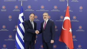 &Omicron; έ&lambda;&lambda;&eta;&nu;&alpha;&sigmaf; &upsilon;&pi;&omicron;&upsilon;&rho;&gamma;ό&sigmaf; &Epsilon;&xi;&omega;&tau;&epsilon;&rho;&iota;&kappa;ώ&nu; &Gamma;&iota;ώ&rho;&gamma;&omicron;&sigmaf; &Gamma;&epsilon;&rho;&alpha;&pi;&epsilon;&tau;&rho;ί&tau;&eta;&sigmaf; &mu;&epsilon; &tau;&omicron;&nu; &tau;&omicron;ύ&rho;&kappa;&omicron; &omicron;&mu;ό&lambda;&omicron;&gamma;ό &tau;&omicron;&upsilon; &Chi;&alpha;&kappa;ά&nu; &Phi;&iota;&nu;&tau;ά&nu;, &sigma;&epsilon; &pi;&alpha;&lambda;&alpha;&iota;ό&tau;&epsilon;&rho;&eta; &sigma;&upsilon;&nu;ά&nu;&tau;&eta;&sigma;ή &tau;&omicron;&upsilon;&sigmaf; &sigma;&tau;&eta;&nu; Ά&gamma;&kappa;&upsilon;&rho;&alpha;. &Omicron; &tau;&rho;ό&pi;&omicron;&sigmaf; &pi;&omicron;&upsilon; &kappa;&alpha;&iota; &omicron;&iota; &delta;ύ&omicron; &upsilon;&pi;&omicron;&upsilon;&rho;&gamma;&omicron;ί &delta;&iota;&alpha;&chi;&epsilon;&iota;&rho;ί&sigma;&tau;&eta;&kappa;&alpha;&nu; &tau;&omicron; &epsilon;&pi;&epsilon;&iota;&sigma;ό&delta;&iota;&omicron; &Kappa;ά&sigma;&omicron;&upsilon;-&Kappa;&alpha;&rho;&pi;ά&theta;&omicron;&upsilon; &pi;&iota;&sigma;&tau;&omicron;&pi;&omicron;&iota;&epsilon;ί ό&tau;&iota; &upsilon;&pi;ά&rho;&chi;&omicron;&upsilon;&nu; &omicron;&iota; &delta;&upsilon;&nu;&alpha;&tau;ό&tau;&eta;&tau;&epsilon;&sigmaf; &sigma;&upsilon;&nu;&delta;&iota;&alpha;&lambda;&lambda;&alpha;&gamma;ή&sigmaf; &gamma;&iota;&alpha; &tau;&eta; &mu;&epsilon;ί&omega;&sigma;&eta; &tau;&omicron;&upsilon; &laquo;&kappa;&alpha;&nu;&omicron;&nu;&iota;&sigma;&tau;&iota;&kappa;&omicron;ύ &epsilon;&lambda;&lambda;&epsilon;ί&mu;&mu;&alpha;&tau;&omicron;&sigmaf;&raquo; &pi;&omicron;&upsilon; &upsilon;&pi;ά&rho;&chi;&epsilon;&iota; &sigma;&tau;&eta;&nu; &pi;&epsilon;&rho;&iota;&omicron;&chi;ή, &sigma;&tau;&eta; &beta;ά&sigma;&eta; &tau;&omega;&nu; &kappa;&alpha;&nu;ό&nu;&omega;&nu; &tau;&omicron;&upsilon; &delta;&iota;&epsilon;&theta;&nu;&omicron;ύ&sigmaf; &delta;&iota;&kappa;&alpha;ί&omicron;&upsilon;.  