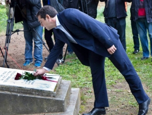 &Iota;&alpha;&nu;&omicron;&upsilon;ά&rho;&iota;&omicron;&sigmaf; 2015, &Kappa;&alpha;&iota;&sigma;&alpha;&rho;&iota;&alpha;&nu;ή, &Alpha;&theta;ή&nu;&alpha;. &Omicron; &Alpha;&lambda;έ&xi;&eta;&sigmaf; &Tau;&sigma;ί&pi;&rho;&alpha;&sigmaf;, &phi;&rho;&epsilon;&sigma;&kappa;&omicron;&epsilon;&kappa;&lambda;&epsilon;&gamma;&mu;έ&nu;&omicron;&sigmaf; &pi;&rho;&omega;&theta;&upsilon;&pi;&omicron;&upsilon;&rho;&gamma;ό&sigmaf;, &kappa;&alpha;&tau;&alpha;&theta;έ&tau;&epsilon;&iota; &sigma;&tau;&epsilon;&phi;ά&nu;&iota; &gamma;&iota;&alpha; &tau;&omicron;&upsilon;&sigmaf; &pi;&epsilon;&sigma;ό&nu;&tau;&epsilon;&sigmaf; &sigma;&tau;&eta;&nu; &Kappa;&alpha;&tau;&omicron;&chi;ή &tau;&eta;&sigmaf; &Kappa;&alpha;&iota;&sigma;&alpha;&rho;&iota;&alpha;&nu;ή&sigmaf;. &Lambda;ί&gamma;&omicron;&upsilon;&sigmaf; &mu;ή&nu;&epsilon;&sigmaf; &mu;&epsilon;&tau;ά, έ&pi;&epsilon;&iota;&tau;&alpha; &alpha;&pi;ό &mu;&iota;&alpha; &alpha;&tau;&epsilon;&lambda;έ&sigma;&phi;&omicron;&rho;&eta; &kappa;&alpha;&iota; &tau;&pi;&upsilon;&pi;&omicron;&iota;&sigmaf; &delta;&iota;&alpha;&pi;&rho;&alpha;&gamma;&mu;ά&tau;&epsilon;&upsilon;&sigma;&eta; &mu;&epsilon; &tau;&omicron;&upsilon;&sigmaf; &delta;&alpha;&nu;&epsilon;&iota;&sigma;&tau;έ&sigmaf;, &upsilon;&pi;έ&gamma;&rho;&alpha;&psi;&epsilon; &tau;&omicron; &Tau;&rho;ί&tau;&omicron; &Mu;&nu;&eta;&mu;ό&nu;&iota;&omicron; &mu;&epsilon; &tau;&omicron; &omicron;&pi;&omicron;ί&omicron; &pi;&alpha;&rho;&alpha;&delta;ό&theta;&eta;&kappa;&epsilon; &sigma;&tau;&iota;&sigmaf; &omicron;&rho;έ&xi;&epsilon;&iota;&sigmaf; &tau;&omega;&nu; &delta;&alpha;&nu;&epsilon;&iota;&sigma;&tau;ώ&nu; &kappa;&alpha;&iota;, &mu;&epsilon;&tau;&alpha;&xi;ύ ά&lambda;&lambda;&omega;&nu;, &upsilon;&pi;έ&gamma;&rho;&alpha;&psi;&epsilon; &tau;&eta; &delta;&eta;&mu;&iota;&omicron;&upsilon;&rho;&gamma;ί&alpha; &tau;&omicron;&upsilon; &Upsilon;&pi;&epsilon;&rho;&tau;&alpha;&mu;&epsilon;ί&omicron;&upsilon;, &upsilon;&pi;&omicron;&nu;&omicron;&mu;&epsilon;ύ&omicron;&nu;&tau;&alpha;&sigmaf; &tau;&eta;&nu; &epsilon;&lambda;&eta;&nu;&iota;&kappa;ή &pi;&epsilon;&rho;&iota;&omicron;&upsilon;&sigma;ί&alpha; &gamma;&iota;&alpha; &tau;&omicron;&upsilon;&lambda;ά&chi;&iota;&sigma;&tau;&omicron;&nu; 99 &chi;&rho;ό&nu;&iota;&alpha;. 