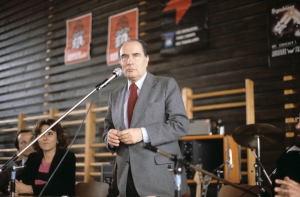 &Omicron; &Phi;&rho;&alpha;&nu;&sigma;&omicron;&upsilon;ά &Mu;&iota;&tau;&epsilon;&rho;ά&nu;, &tau;&omicron; 1979, &sigma;&epsilon; &epsilon;&kappa;&delta;ή&lambda;&omega;&sigma;&eta; &tau;&omicron;&upsilon; &sigma;&omicron;&sigma;&iota;&alpha;&lambda;&iota;&sigma;&tau;&iota;&kappa;&omicron;ύ &kappa;ό&mu;&mu;&alpha;&tau;&omicron;&sigmaf;. &Pi;&rho;&omega;&tau;ί&sigma;&tau;&omega;&sigmaf; &pi;&omicron;&lambda;&iota;&tau;&iota;&kappa;ό&sigmaf; &kappa;&alpha;&iota; ό&chi;&iota; &delta;έ&sigma;&mu;&iota;&omicron;&sigmaf; &tau;&omega;&nu; &iota;&delta;&epsilon;&omicron;&lambda;&omicron;&gamma;&iota;&kappa;ώ&nu; &sigma;&tau;&epsilon;&rho;&epsilon;&omicron;&tau;ύ&pi;&omega;&nu;.
